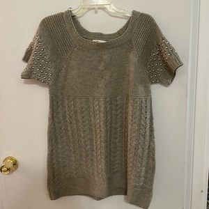 Taupe short sleeve sweater w/pearls on sleeves. Size L, In great condition